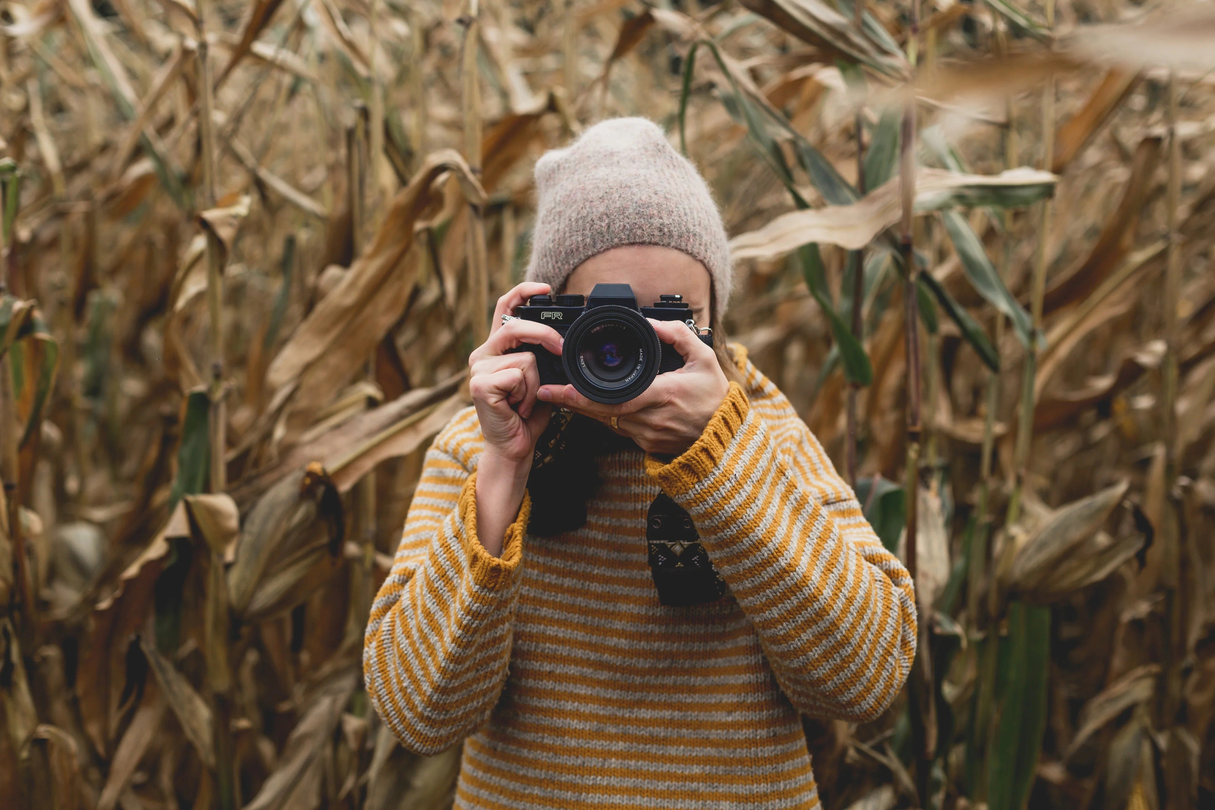 files/imgi_18_autumn-photographer-taking-picture_fee56a27-4348-464d-8408-661e9c41d636.jpg